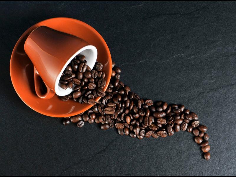 Au café du village fleuri